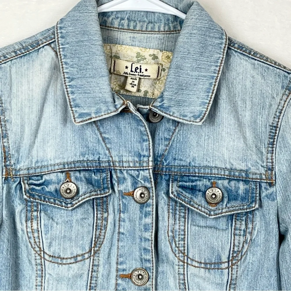 LEI Light Wash Fitted Denim Jacket Women’s Size Medium Distressed Western Y2K